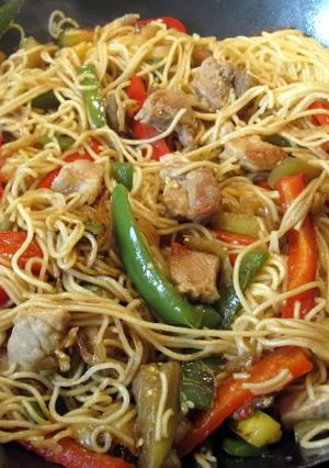 Foto principal de Fideos chinos con verdura y pollo