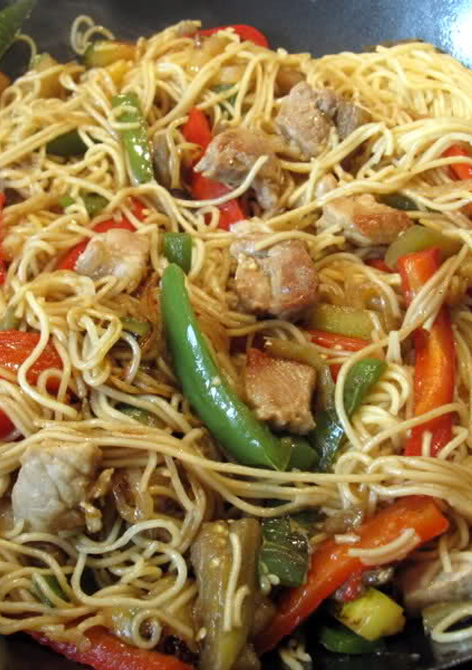 Una foto de Fideos chinos con verdura y pollo