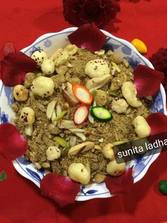धनिया पंजीरी (Dhaniya panjiri recipe in Hindi) रेसिपी मुख्य फोटो