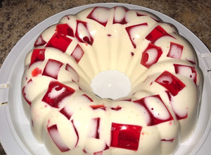 Una foto de Gelatina de queso crema con fresa