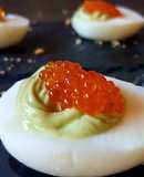 Huevos rellenos de crema de aguacate con huevas de salmón