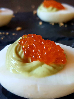 Una foto de Huevos rellenos de crema de aguacate con huevas de salmón