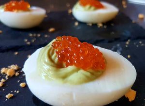 Foto principal de Huevos rellenos de crema de aguacate con huevas de salmón