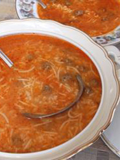 A picture of Tomato soup with meatballs - shorbet eama.