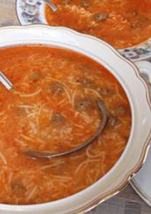 A picture of Tomato soup with meatballs - shorbet eama.