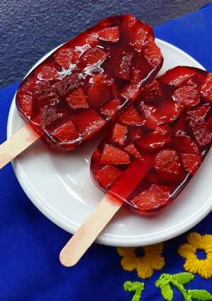 Una foto de Paletas de frutillas 🍓