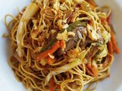 Una foto de noodles con cerdo