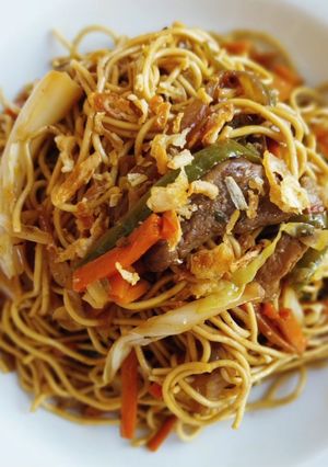 Una foto de Noodles con pluma ibérica y verduras