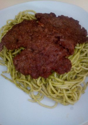 Una foto de Tallarines verde con apanado de res