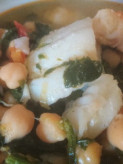Una foto de Potaje de garbanzos con bacalao y espinacas