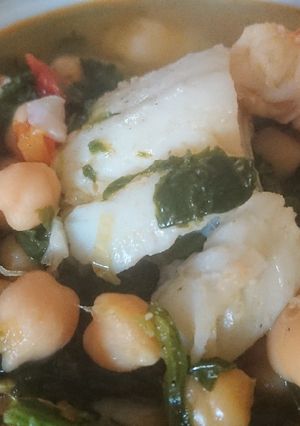 Foto principal de Potaje de garbanzos con bacalao y espinacas