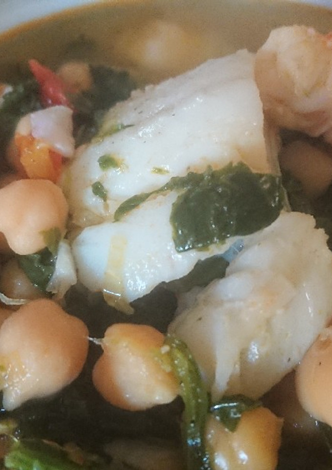 Una foto de Potaje de garbanzos con bacalao y espinacas