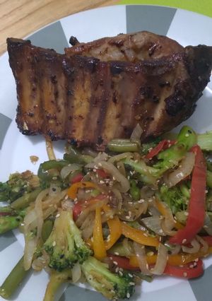 Una foto de Costilla de cerdo teriyaki con vegetales salteados