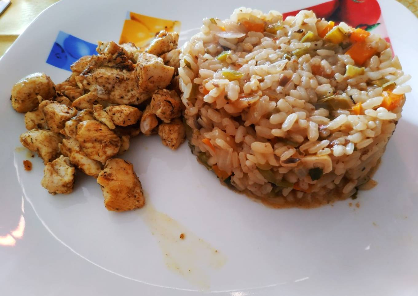 Arroz con verduras y pollo con especias