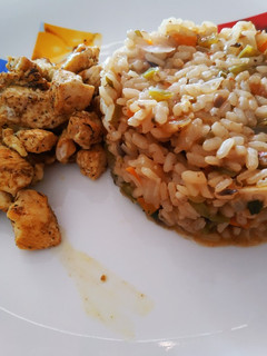 Una foto de Arroz con verduras y pollo con especias