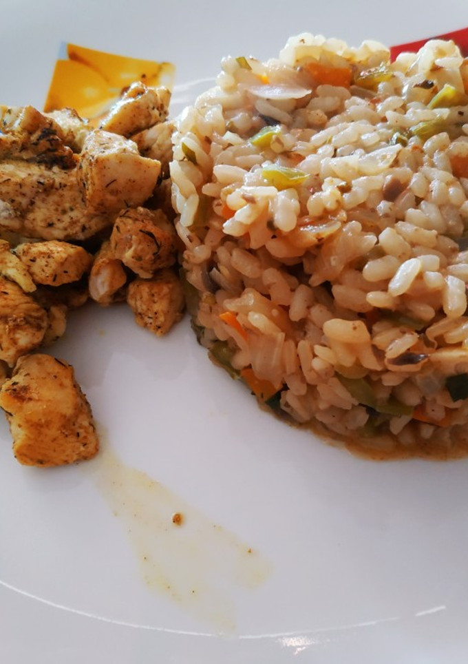 Una foto de Arroz con verduras y pollo con especias