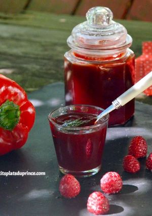 Une photo de Gelée de poivron rouge et framboises