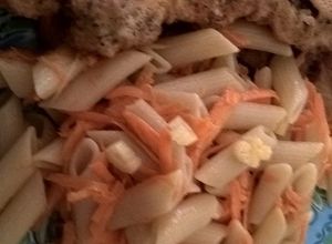Una foto de Marinera de merluza despinada rebozada con semillas y ensalada primavera!