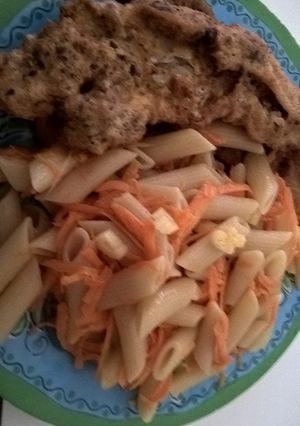 Una foto de Marinera de merluza despinada rebozada con semillas y ensalada primavera!