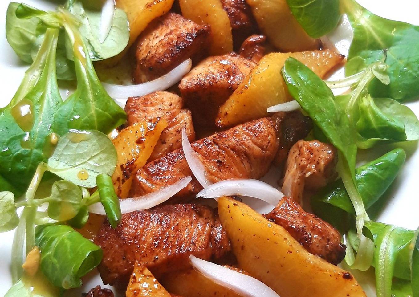 Pollo con soja, melocotón a la plancha y ensalada de canónigos