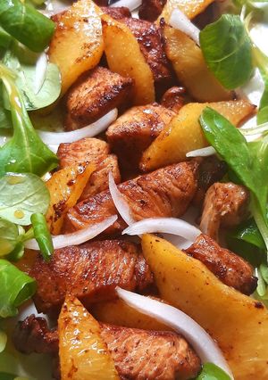 Una foto de Pollo con soja, melocotón a la plancha y ensalada de canónigos