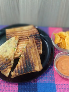 વેજીટેબલ ચીઝ ગ્રિલ્ડ સેન્ડવીચ (Vegetable Cheese Grilled Sandwich Recipe In Gujarati) રેસીપી મુખ્ય ફોટો