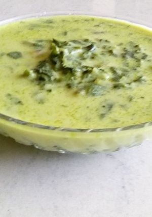 A picture of Manathakkali keerai (solanum nigrum) saaru.