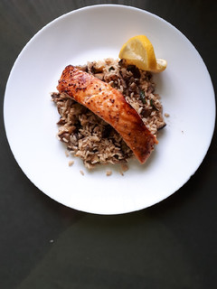 Una foto de Salmón al horno con salteado de arroz con verduras