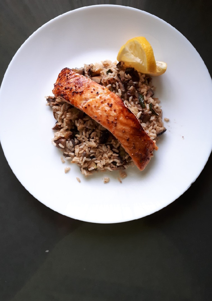 Una foto de Salmón al horno con salteado de arroz con verduras