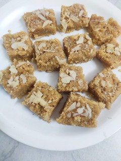 મોહન થાળ (Mohan Thal Recipe In Gujarati) રેસીપી મુખ્ય ફોટો