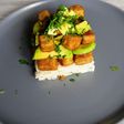 Ropogós tofu teriyaki szósszal, avokádós rizzsel