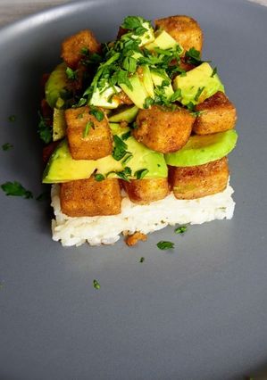 Ropogós tofu teriyaki szósszal, avokádós rizzsel recept fotója