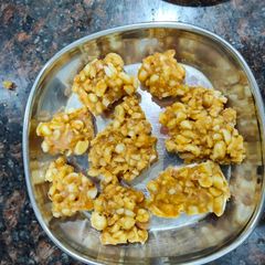 A picture of Peanut jaggery chikki.