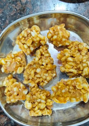 A picture of Peanut jaggery chikki.
