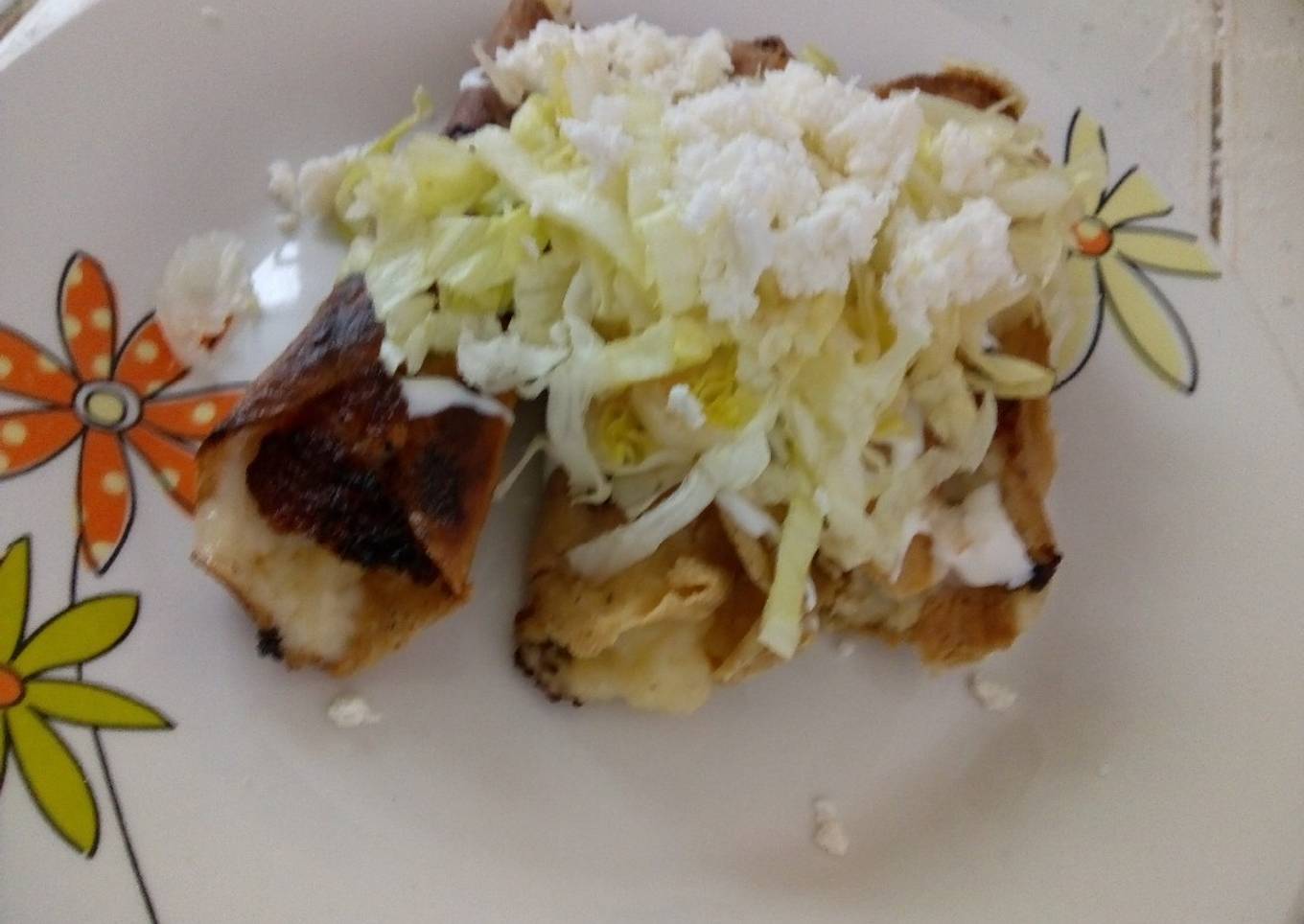 Tacos dorados de papa, rellenos de queso