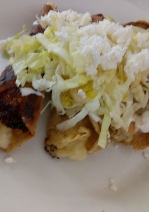 Una foto de Tacos dorados de papa, rellenos de queso