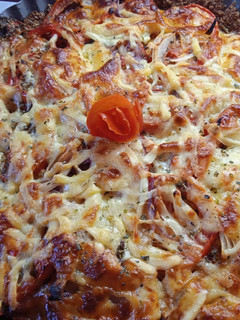 Una foto de Tarta de berenjenas, con tomates, cebolla, morrón y queso