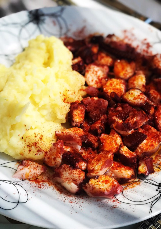 Una foto de Tapeo rápido! Pulpo a la gallega con puré de patatas al microondas