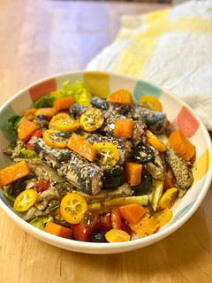 Una foto de Ensalada súper completa con sardinillas y kumquats - Semana 21 de embarazo
