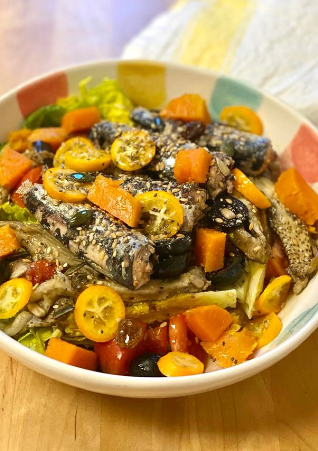 Una foto de Ensalada súper completa con sardinillas y kumquats - Semana 21 de embarazo