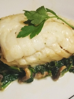 Una foto de Bacalao sobre cama de espinacas y champis