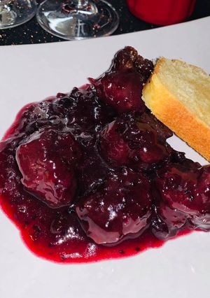 Áfonyás húsgolyó, gyömbérkenyérrel recept fotója
