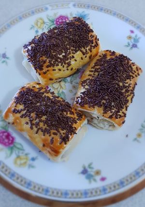 A picture of Pisang Bolen (Banana with Chocolate Cheese Pastry).