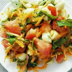 Una foto de Ensalada de Espinaca, Zanahoria y Tomate