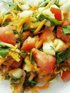 Una foto de Ensalada de Espinaca, Zanahoria y Tomate