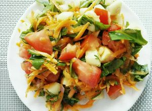 Una foto de Ensalada de Espinaca, Zanahoria y Tomate