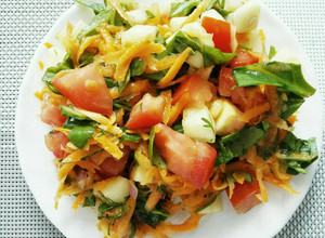Una foto de Ensalada de Espinaca, Zanahoria y Tomate