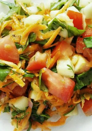 Una foto de Ensalada de Espinaca, Zanahoria y Tomate
