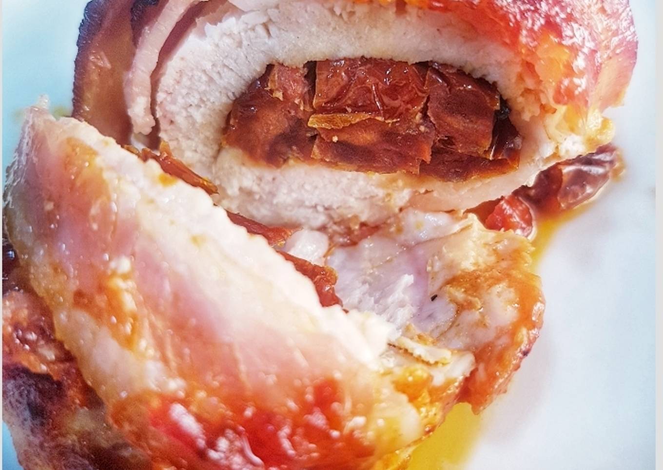 Gustosas pechugas rellenas con tomate seco en salsa BBQ