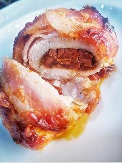 Una foto de Gustosas pechugas rellenas con tomate seco en salsa BBQ
